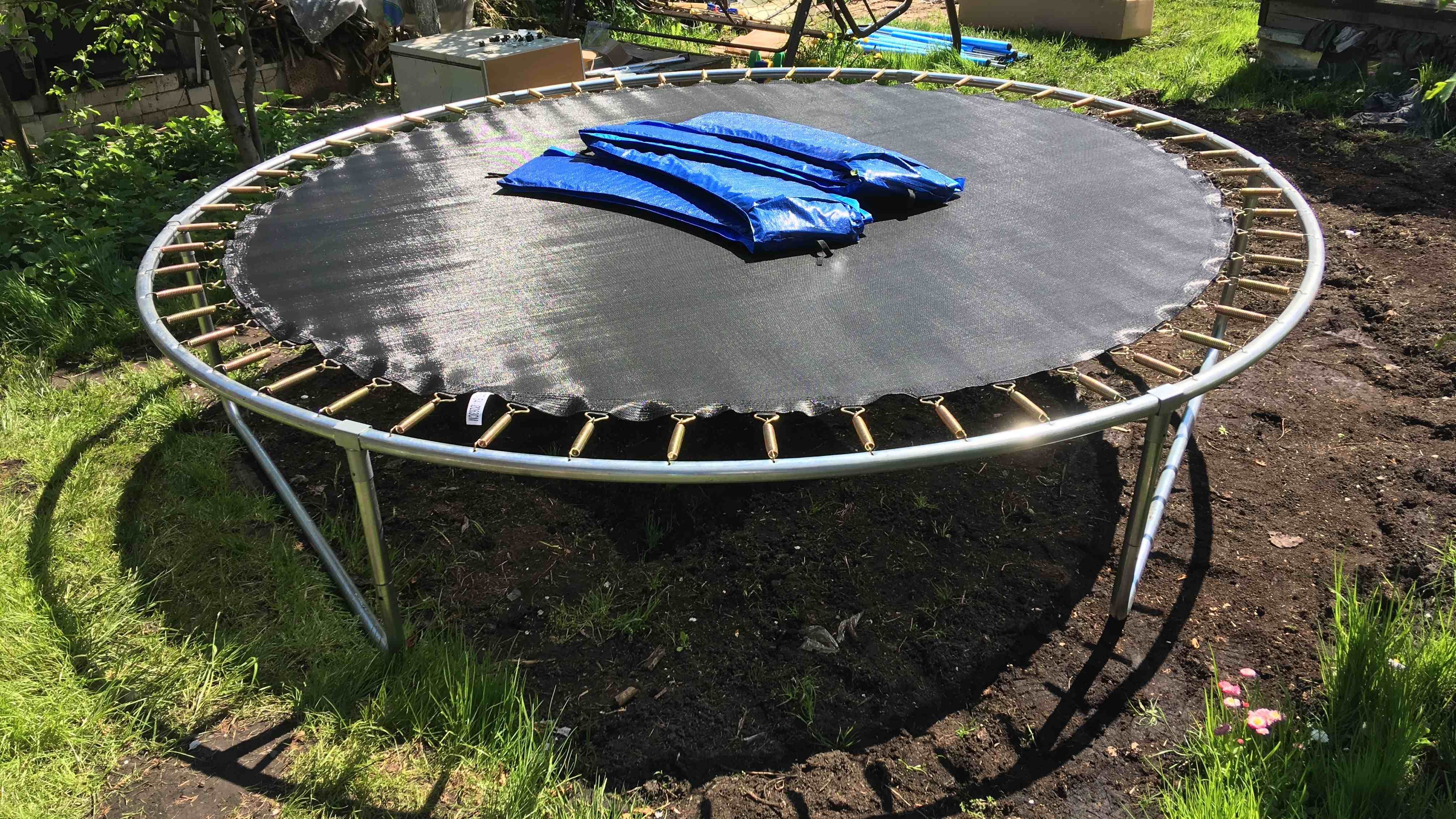 Accessoires de trampoline : bâche, filet, coussin et kit d’ancrage