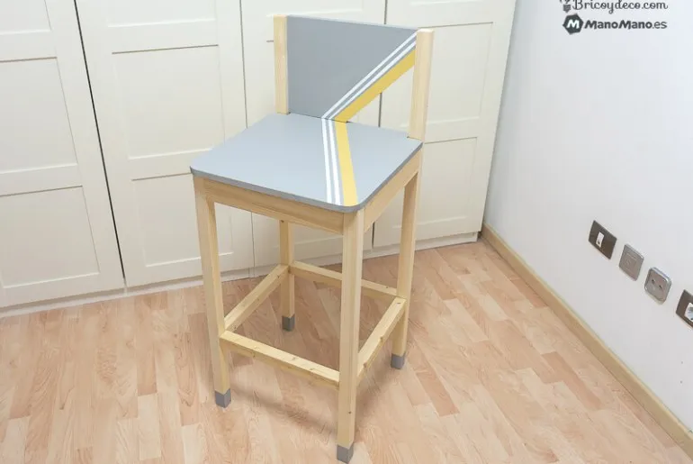 Come realizzare uno sgabello alto in legno con schienale
