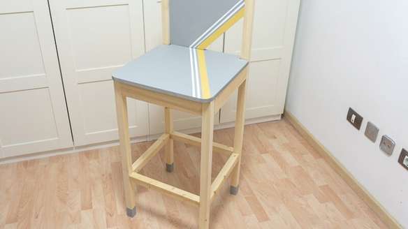 Come realizzare uno sgabello alto in legno con schienale
