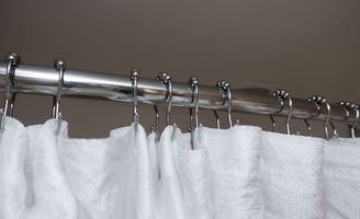 Comment choisir une barre et des anneaux pour rideau de douche