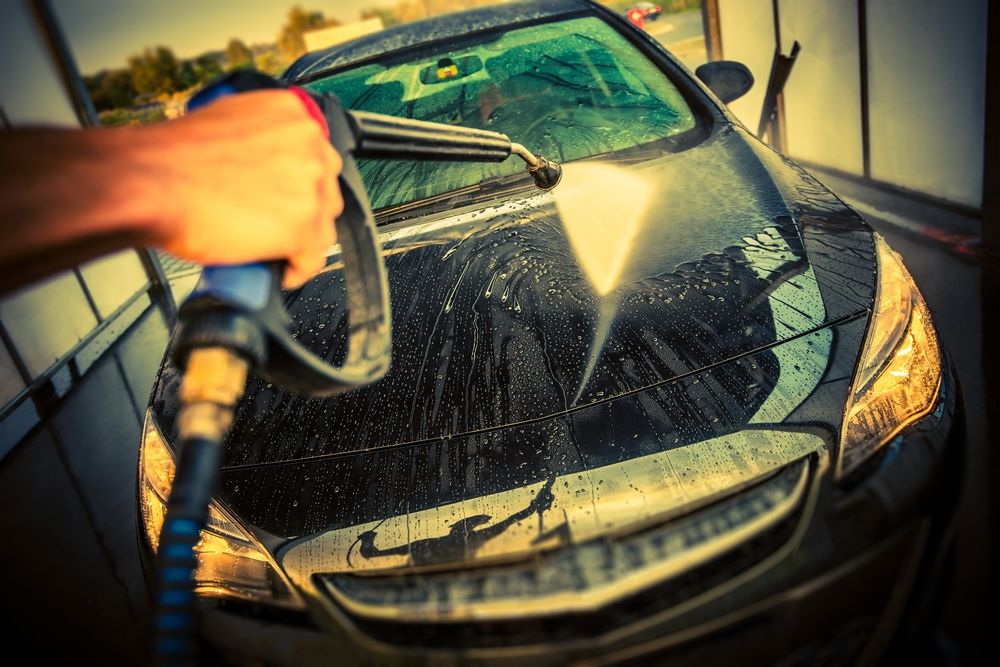 Lavare l'auto con l'idropulitrice ad alta pressione