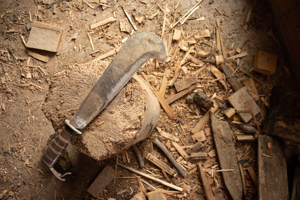 Fabriquer un manche de faux rustique - avec une serpe, une mèche à bois et  deux serre-joints 