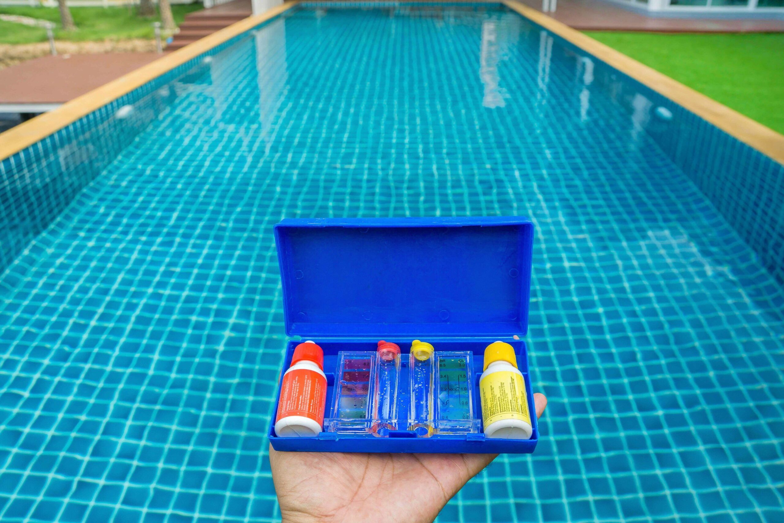 Comment bien choisir les produits d'entretien pour sa piscine : les  essentiels - Blog Distripool