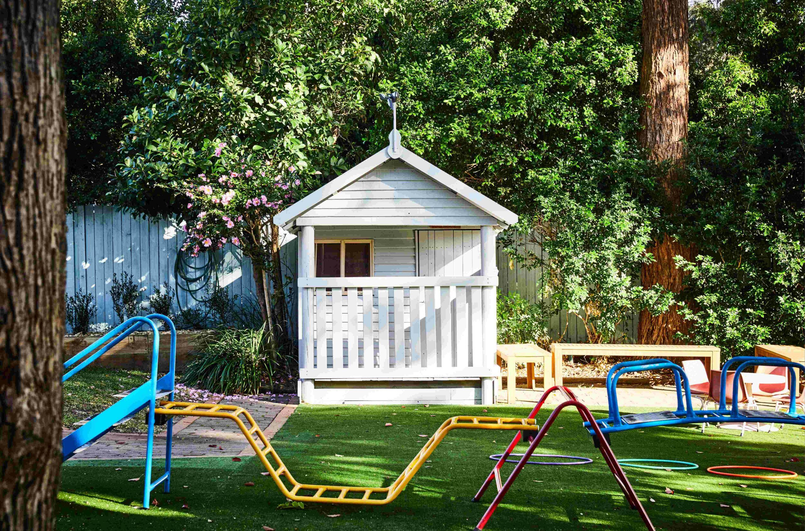 Cabane de jardin pour enfant : faut-il la choisir en bois ou en