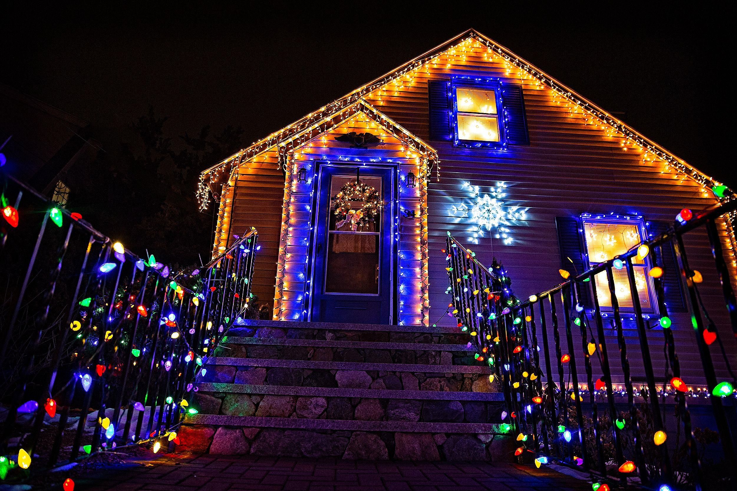 Eclairage de Noël : comment illuminer le jardin et la maison