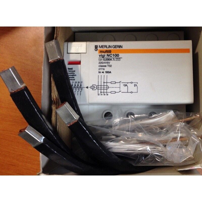 

Schneider Electric - Merlin Gerin 27715 - bloque diferencial multi9 NC100 / 100A - 4P - 30 mA - 220 / 415V