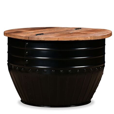 un barril de vino de madera y metal utilizado como una mesa en la