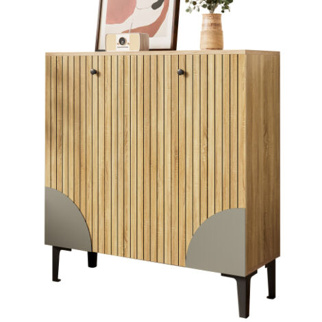 Meuble à chaussures moderne effet bois à trois portes, avec espace de rangement et étagère – Meuble d'entrée aux tons clairs avec cadre noir, texture verticale et accents gris.