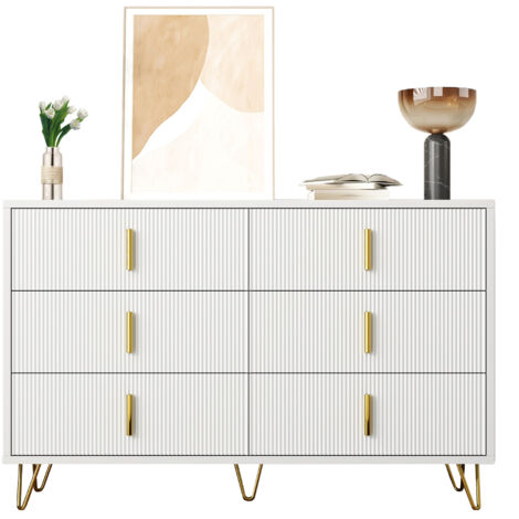 Meuble élégant au design moderne. Il comprend une commode et beaucoup d’espace de rangement. Les poignées sont en or.