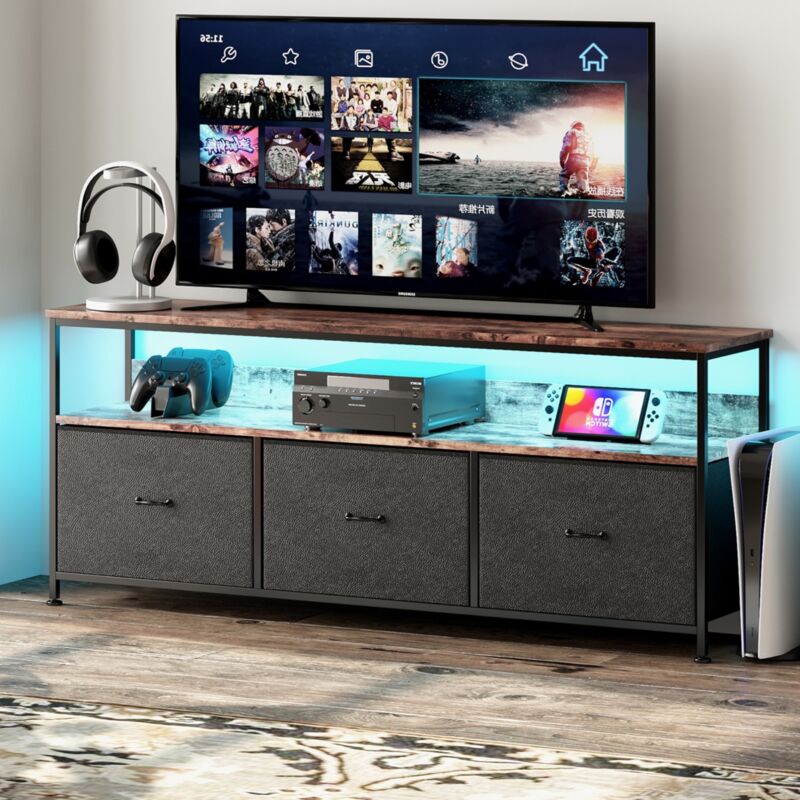 Meuble TV 108 cm, avec 3 tiroirs en tissu PU noir, éclairage LED orientable, plateau en peau de tigre, panneaux de particules, meuble tele rétro,