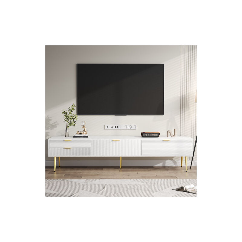 Meuble TV élégant, plateau bas. Il y a des tiroirs et des portes, des meubles de salon. Design moderne. Mains et jambes dorées.