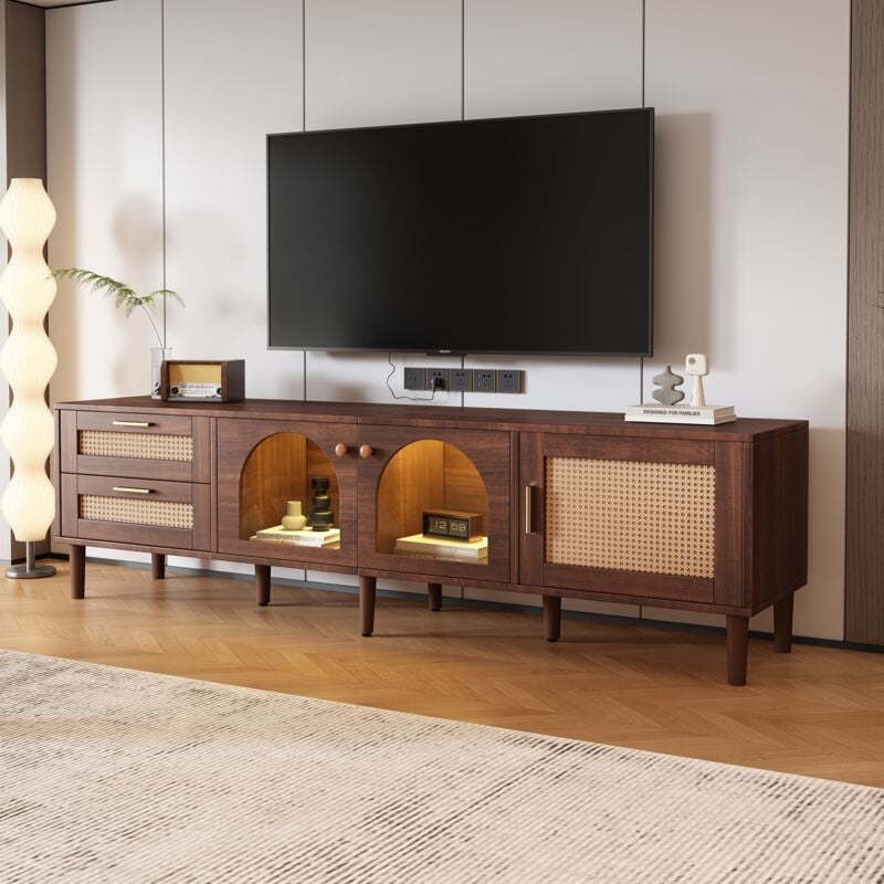 Meuble tv marron, buffet de rangement avec 2 tiroirs en rotin, 2 portes vitrées cintrées, 1 porte en rotin et éclairage led, 180x40x50 cm