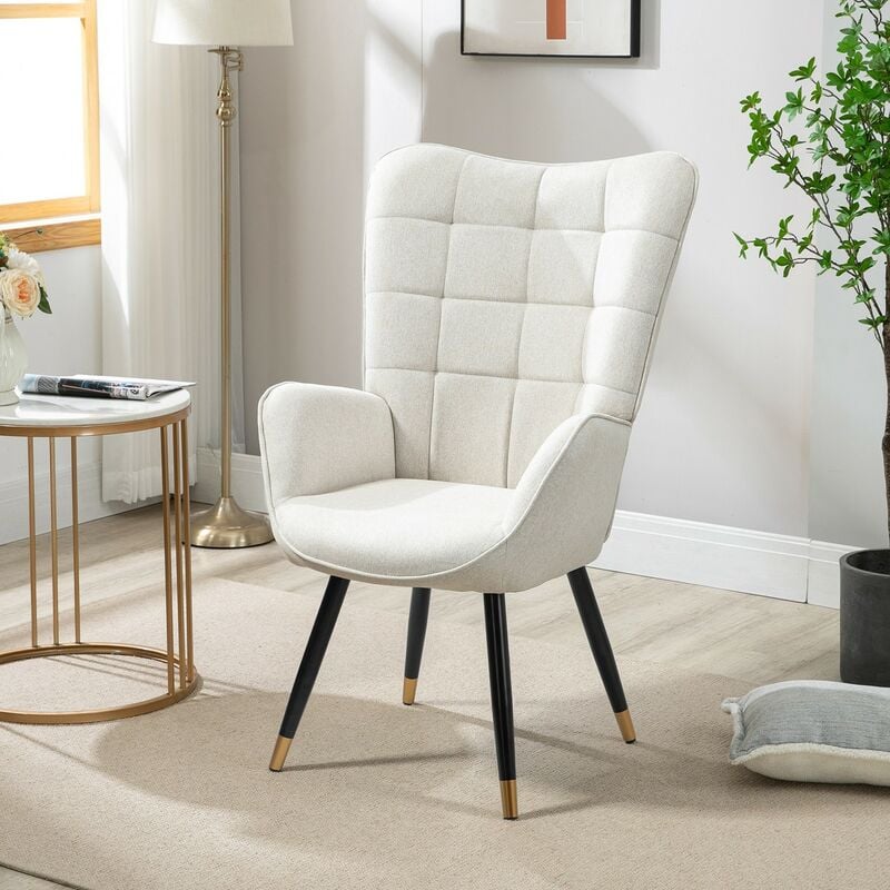 Fauteuil avec revêtement en tissu beige, structure de dossier en métal, assise en contreplaqué et pieds en métal noir et doré de style scandinave