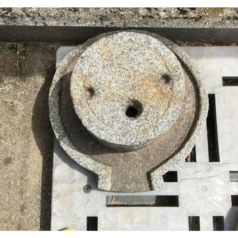 Meule de pierre ancienne et plateau, tailles assorties