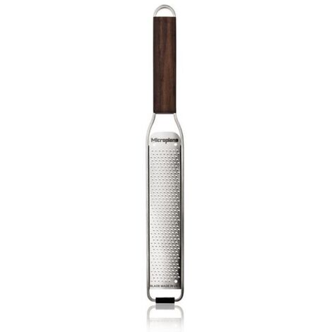 Microplane Grattugia Zester per Agrumi, Formaggio a pasta dura, Zenzero, Cioccolato e Noce moscata con manico in legno di noce e lame in acciaio inossidabile – Made in USA