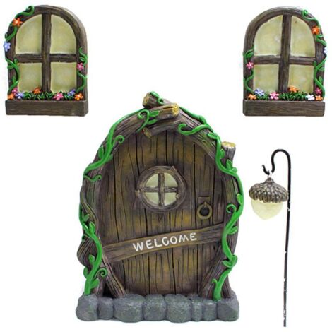 Miniatur-Feenhaustür und -fenster mit Kronleuchter und beleuchtetem Baum zur Dekoration