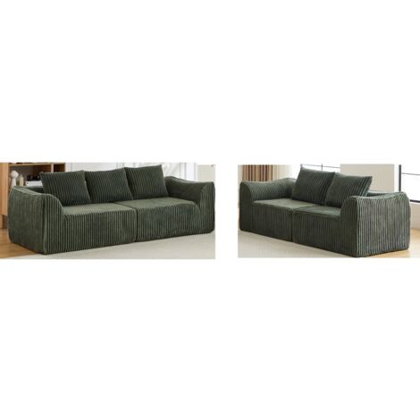 Minimalistisches Sofa aus Cord mit schlanken Linien, einer sanft abfallenden Rückenlehne und fünf Kissen.