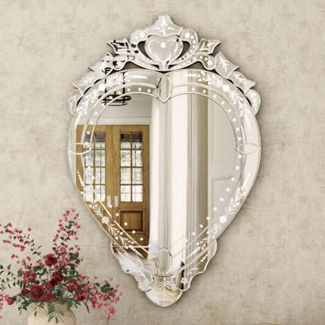 Miroir mural en forme de cœur avec cadre orné, style baroque élégant