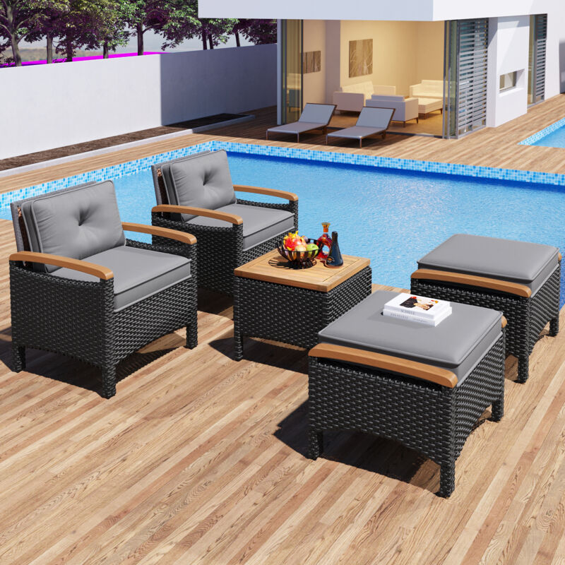 Mobilier de jardin 5 pièces – 2 fauteuils + 2 tabourets + 1 table basse (46x46x48,5 cm) – Rotin synthétique blanc et naturel – Avec coussins