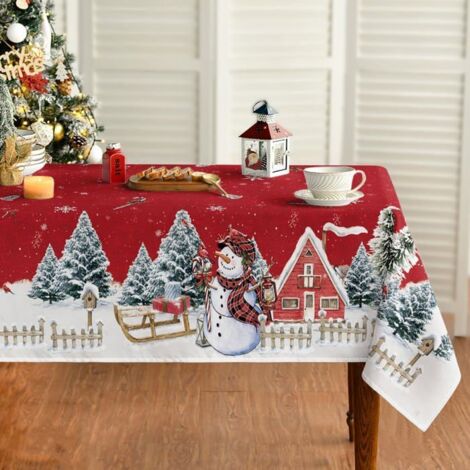 Nappe de Noël MICH - Motif maison, neige, arbres - 140x220 cm - Antitaches - Rouge - Polyester - Lavable en machine