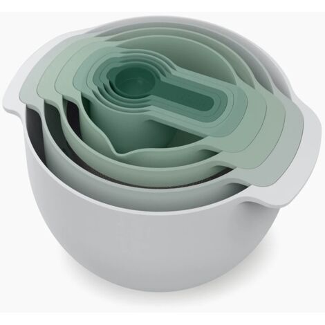 Nest™ 9 Plus Editions (Sage) de de Joseph Joseph 9 pezzi impilabili con ciotole, colino, scolapasta de maglia fine e misurini.
