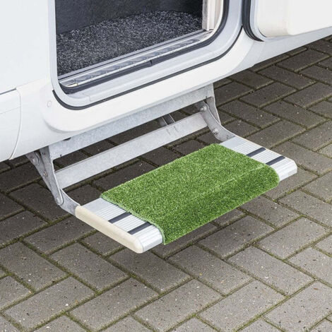 Nettoyer le tapis de protection pour marches en herbe