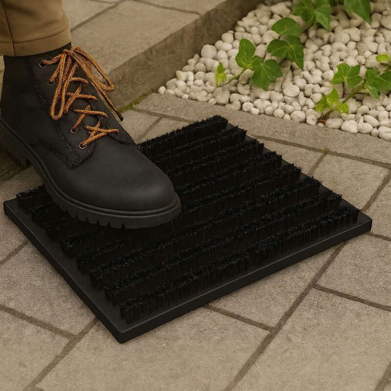 Nettoyeur de chaussures avec grattoir en bois et bandes de caoutchouc
