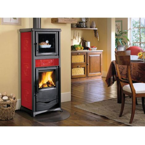 Nordica – Poêle à bois 9,1 kW – Capacité de chauffage 260 m³ – Dimensions 56x54x136 cm – Revêtement majolique bordeaux – Évacuation des fumées arrière
