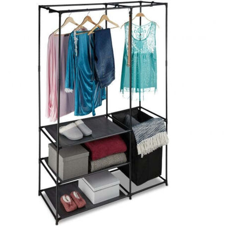 Offener kleiderschrank mit waschekorb
