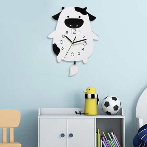 Orologio da parete a forma di mucca con pendolo oscillante, ideale per la cameretta dei bambini o per l'arredamento di casa.