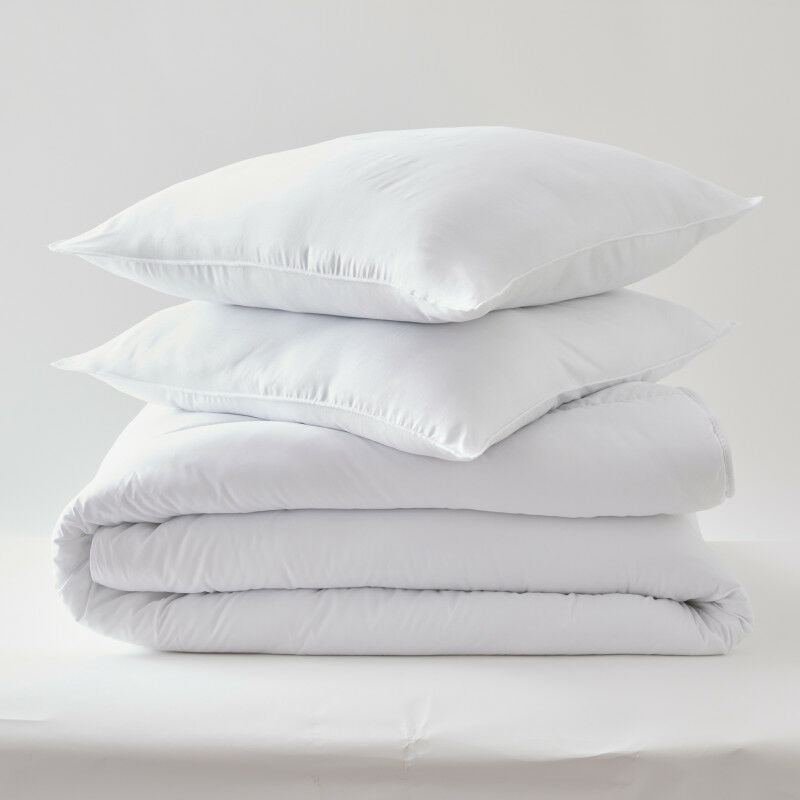 Pack Couette Blanrêve 240 x 220 cm + 2 Oreillers 60 x 60 Gamme Microfibre 'Douceur' traité Anti Acarien Soft & care