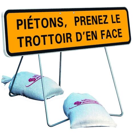 Panneau de signalisation JH T1 - 1000 x 300 mm Piétons. prenez le trottoir d’en face avec Pied Fixe et articulé - TALIAPLAST