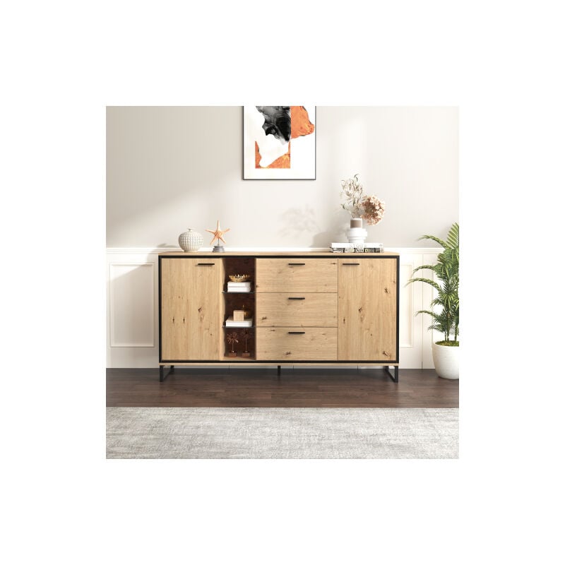 Panneau latéral avec trois tiroirs et deux portes. Grains délicats. Buffet moderne en bois avec compartiment de rangement - mobilier de maison