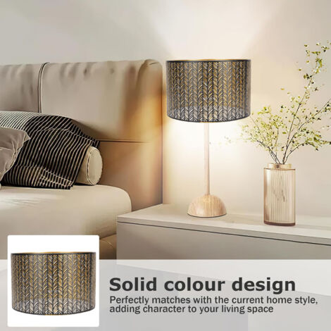 Pantalla cilíndrica de metal con hojas caladas, compatible con casquillos E14/E27 - Negro y dorado para lámparas de mesa, pared y techo.