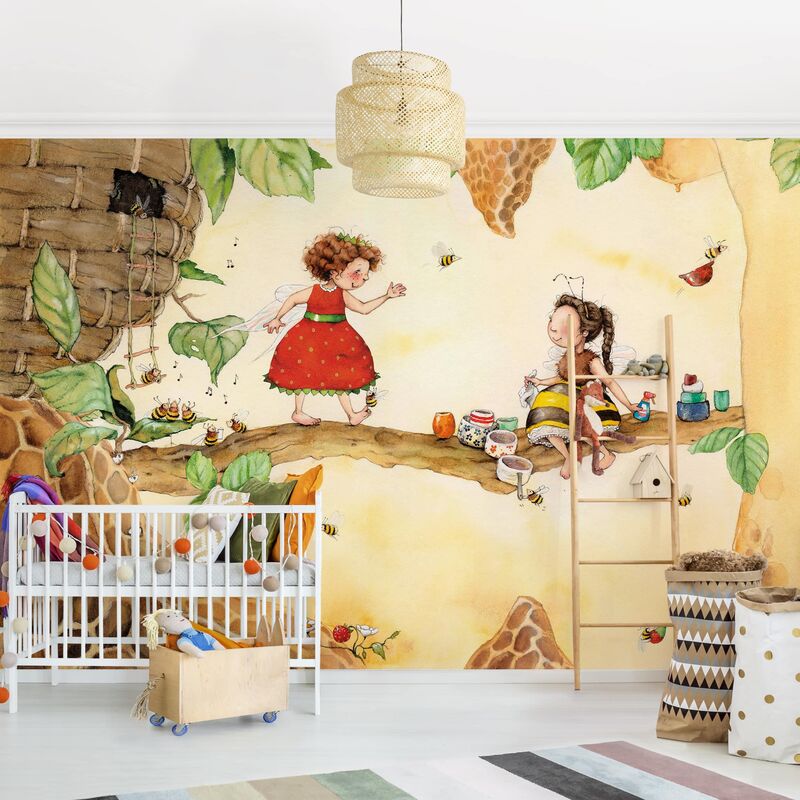 

Papel pintado adhesivo - Erdbeerinchen Erdbeerfee - At The Bee Fairy - Mural apaisado Dimensión LxA: 290cm x 432cm