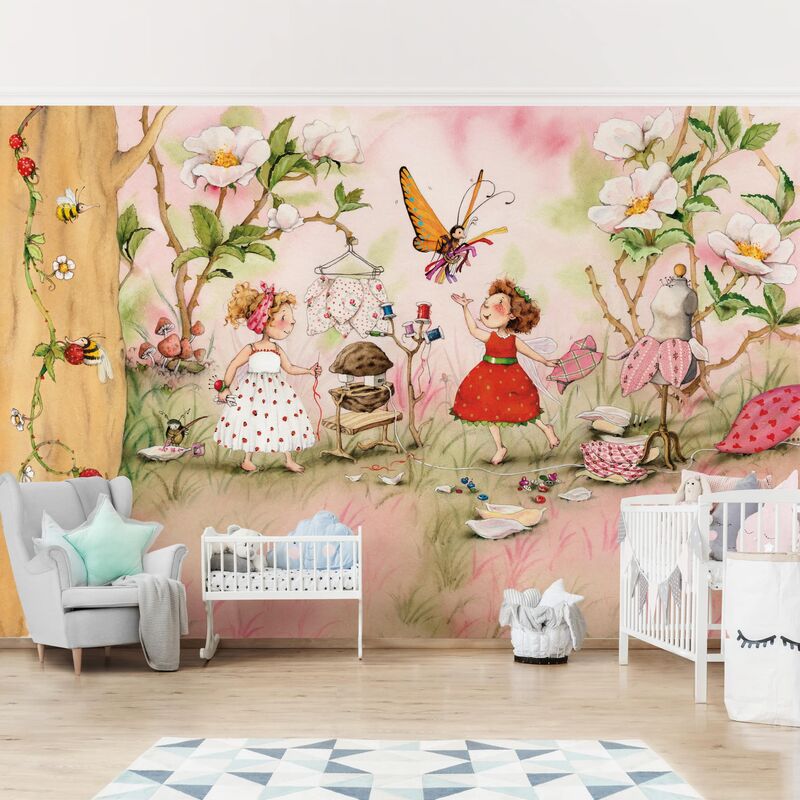 

Papel pintado adhesivo - Erdbeerinchen Erdbeerfee - Dressmaking - Mural apaisado Dimensión LxA: 225cm x 336cm