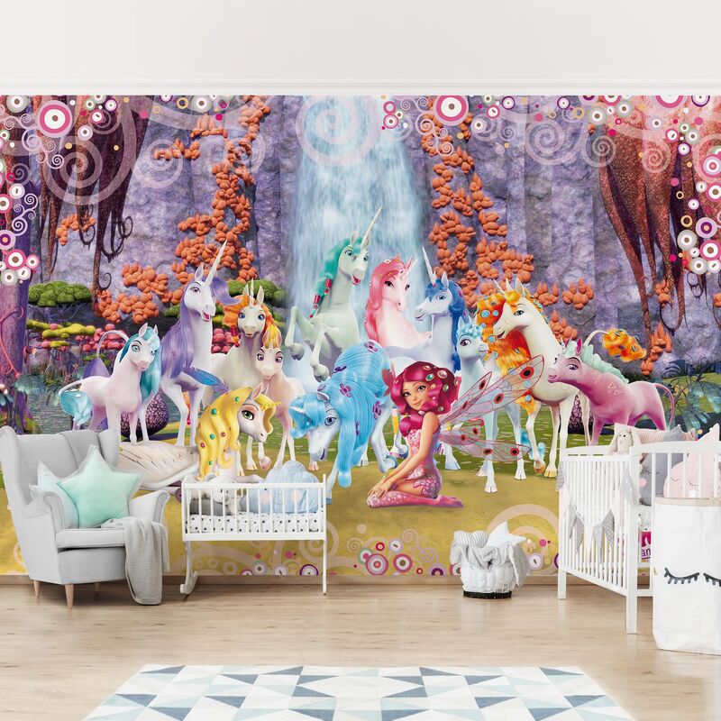 

Papel pintado adhesivo - Mia And Me - Mia And Onchao With The Unicorns Of Centopia - Mural apaisado Dimensión LxA: 255cm x 384cm