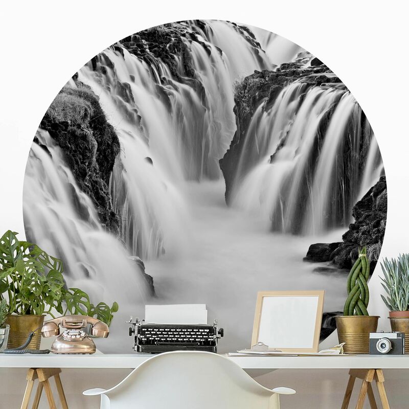 

Papel pintado redondo autoadhesivo - Brúarfoss Waterfall In Iceland Black And White Dimensión LxA: 150cm x 150cm