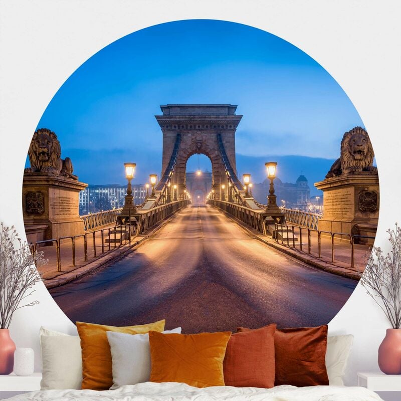 

Papel pintado redondo autoadhesivo - Chain Bridge In Budapest At Night Dimensión LxA: 100cm x 100cm