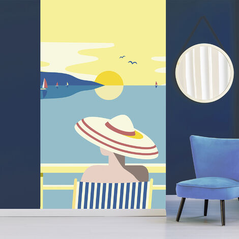 Papier peint intissé panoramique, illustration d'une personne sur un transat face à la mer, voilier et soleil, 250 cm X 150 cm - Bleu