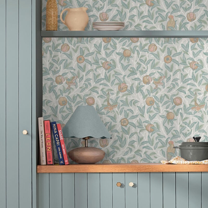 Papier peint intissé William Morris Bird & Pomegranate Duck Egg 1005 x 52cm Vert, orangé, beige