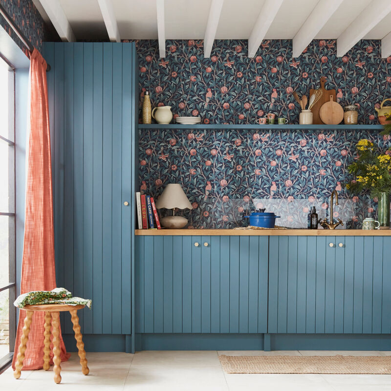 Papier peint intissé William Morris Bird & Pomegranate Navy Blue 1005 x 52cm Bleu