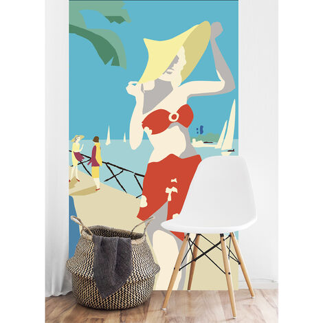 Papier peint panoramique intissé, dessin d'une promenade en bord de mer, d'une personne glamour en tenue de plage et chapeau jaune, 250 cm X 150 cm - Multicouleur