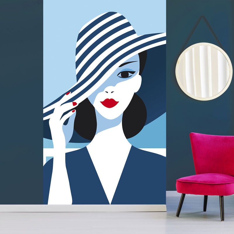 Papier peint intissé 250 cm X 150 cm, vue sur mer et ciel bleu, avec une femme glamour en tenue et chapeau bleu.