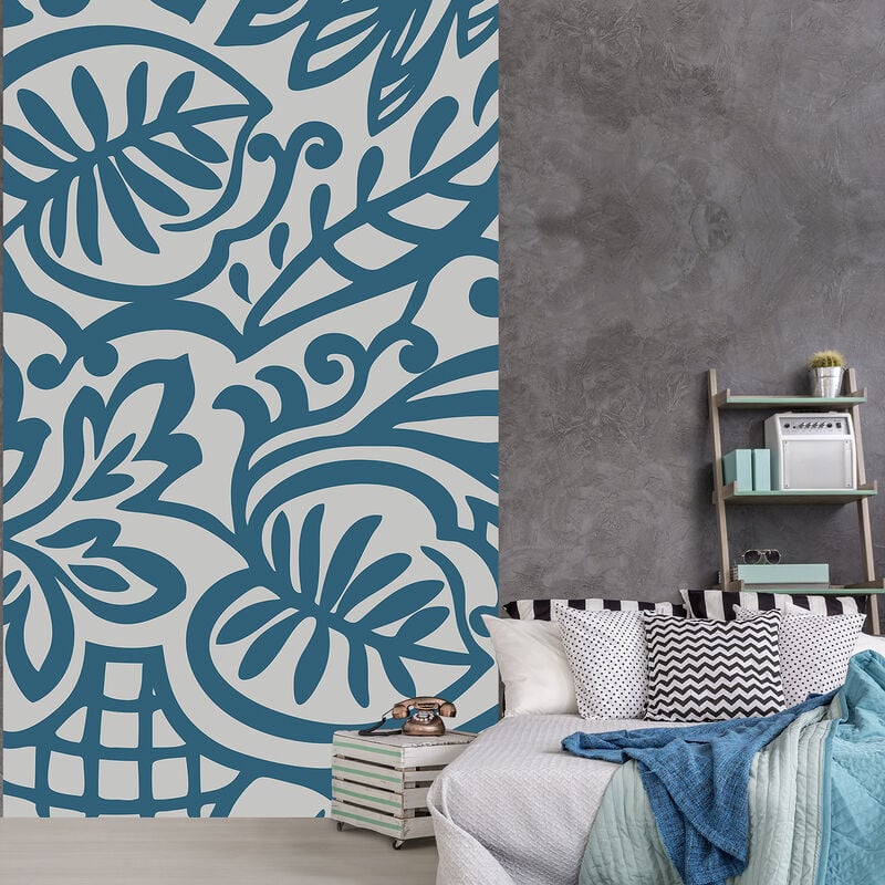 Papier peint intissé bleu, motif floral arabesque, 250 cm X 150 cm, panoramique, fond bleu.