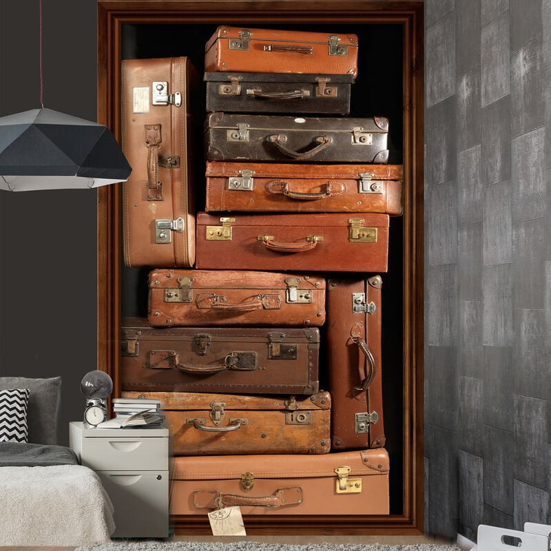 Papier peint intissé vintage 250 cm x 150 cm avec encadrement en bois et pile de valises anciennes pour placard - Décoration intérieure unique