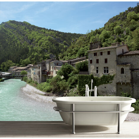 Papier peint photo rivière traversant village montagne, 250 cm X 270 cm, au fil de l'eau.