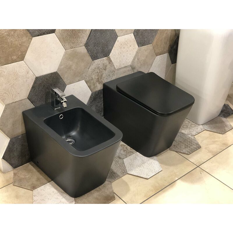 

Pareja de sanitarios de suelo a pared, serie cuadrada de color negro mate con tapa con cierre suave incluido PRODUCTO (GIO.22 / NEGRO + GIO.23 /