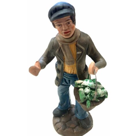 Pastore con cesto e verdura statuetta in terracotta artigianale per presepe napoletano da h 10 cm