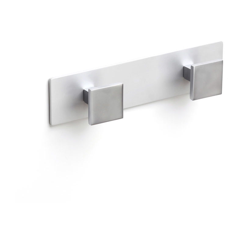 

Perchero de pared moderno adhesivo con acabado cromo mate. Dimensiones: 165x32x40 mm -